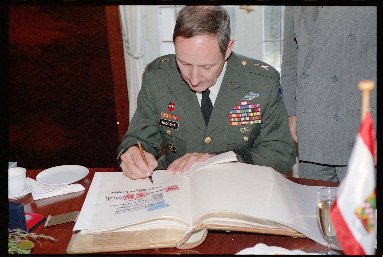 Fotografie: Abschiedsbesuch von US-Stadtkommandant Major General Raymond E. Haddock im Rathaus Berlin-Zehlendorf
