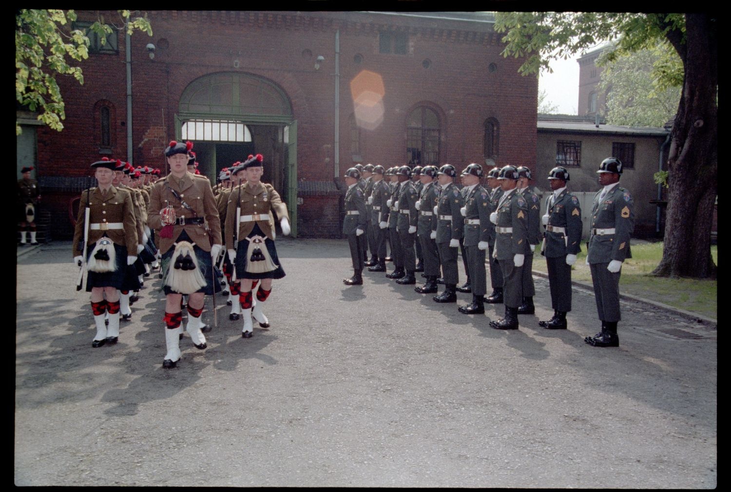 Fotografie: Wachablösung vor dem Alliierten Kriegsverbrechergefängnis Berlin-Spandau