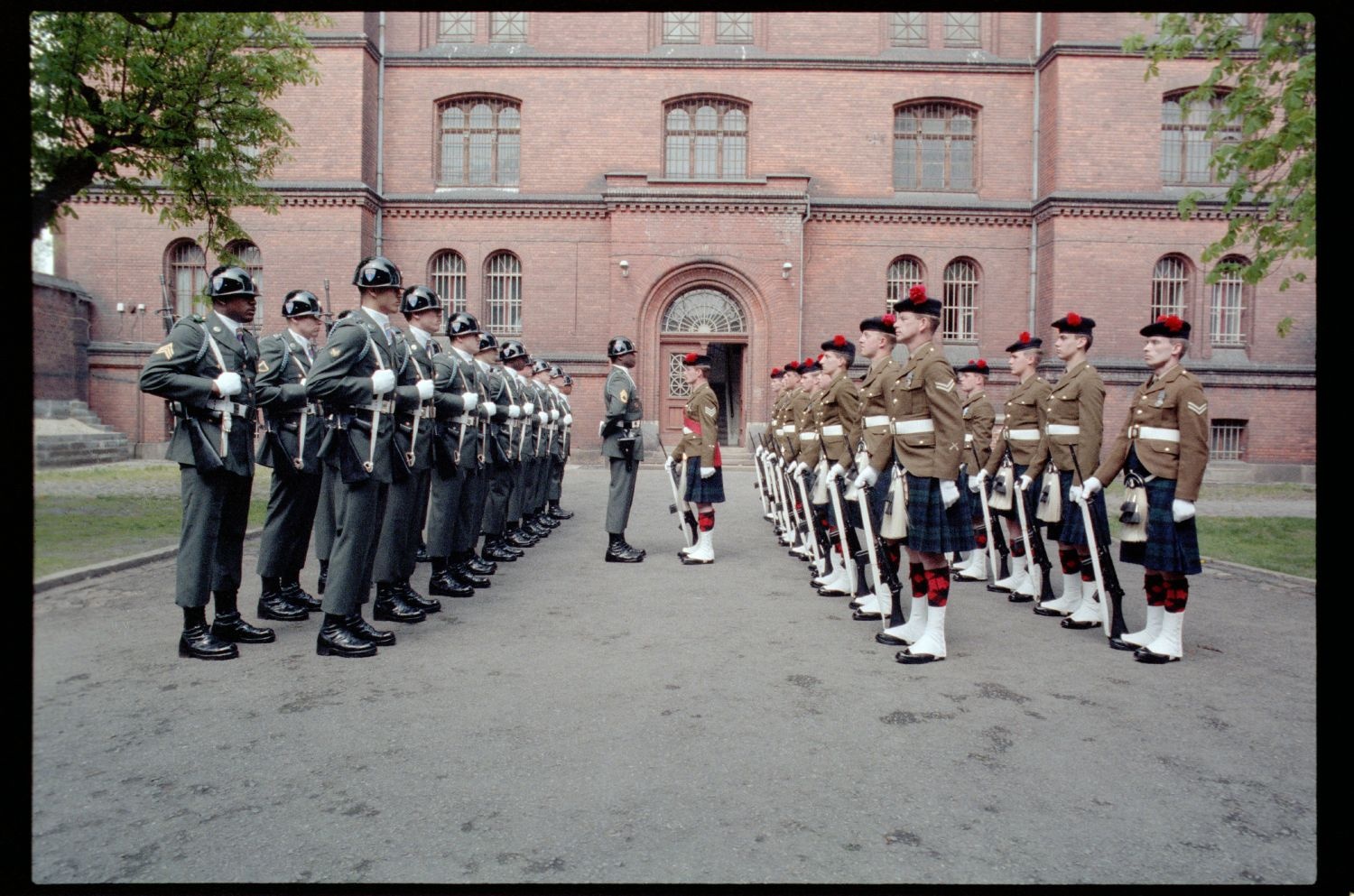 Fotografie: Wachablösung vor dem Alliierten Kriegsverbrechergefängnis Berlin-Spandau