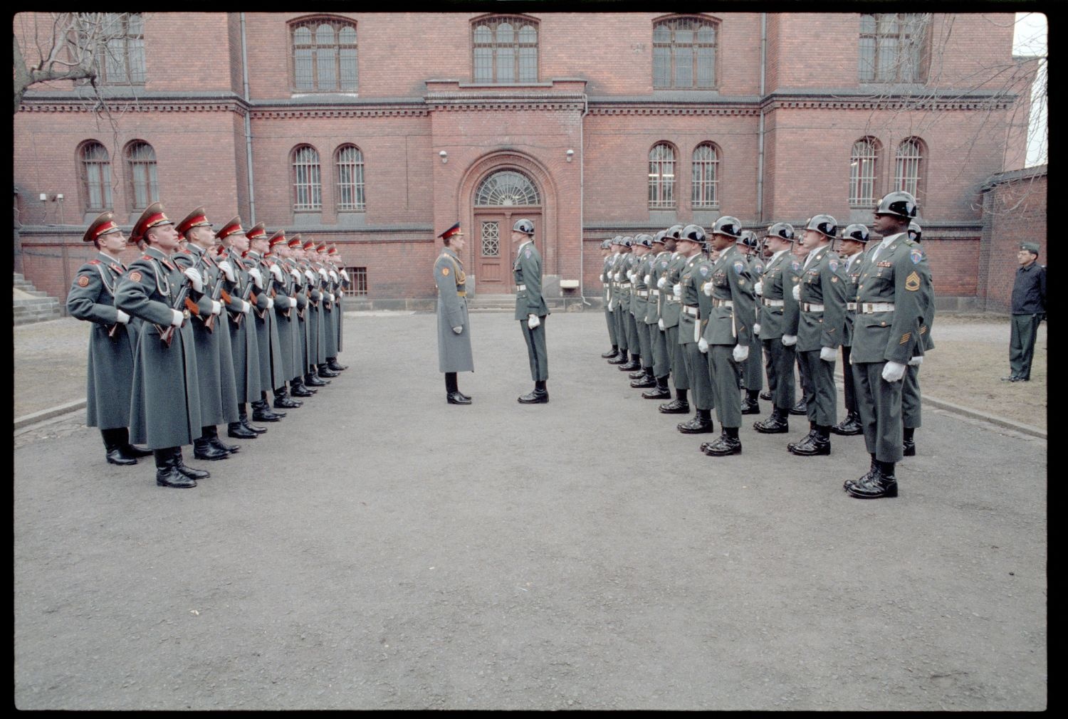 Fotografie: Wachablösung vor dem Alliierten Kriegsverbrechergefängnis Berlin-Spandau