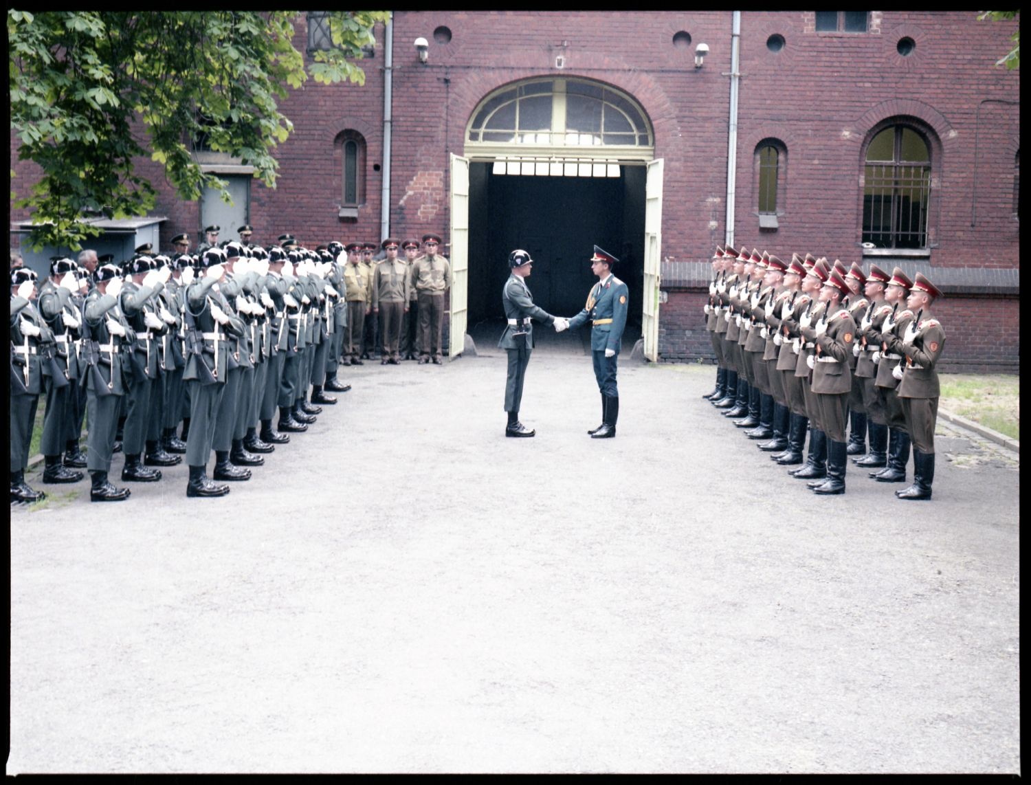 Fotografie: Wachablösung vor dem Alliierten Kriegsverbrechergefängnis Berlin-Spandau