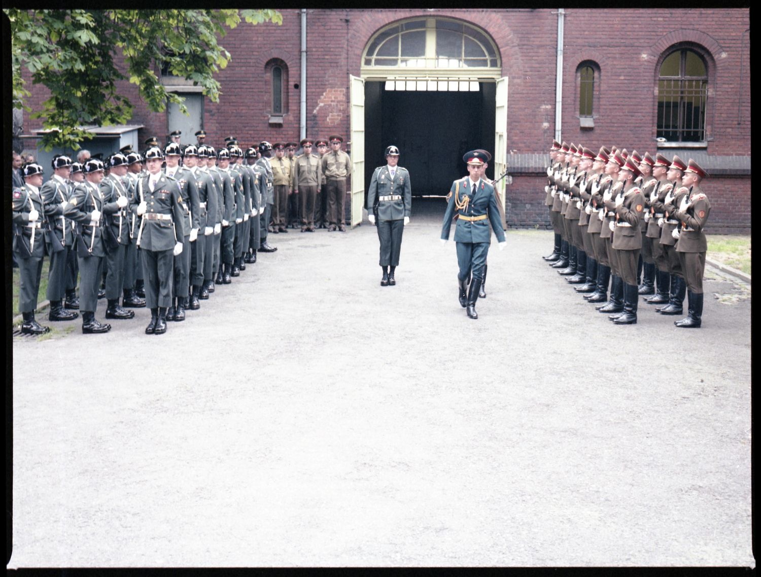 Fotografie: Wachablösung vor dem Alliierten Kriegsverbrechergefängnis Berlin-Spandau