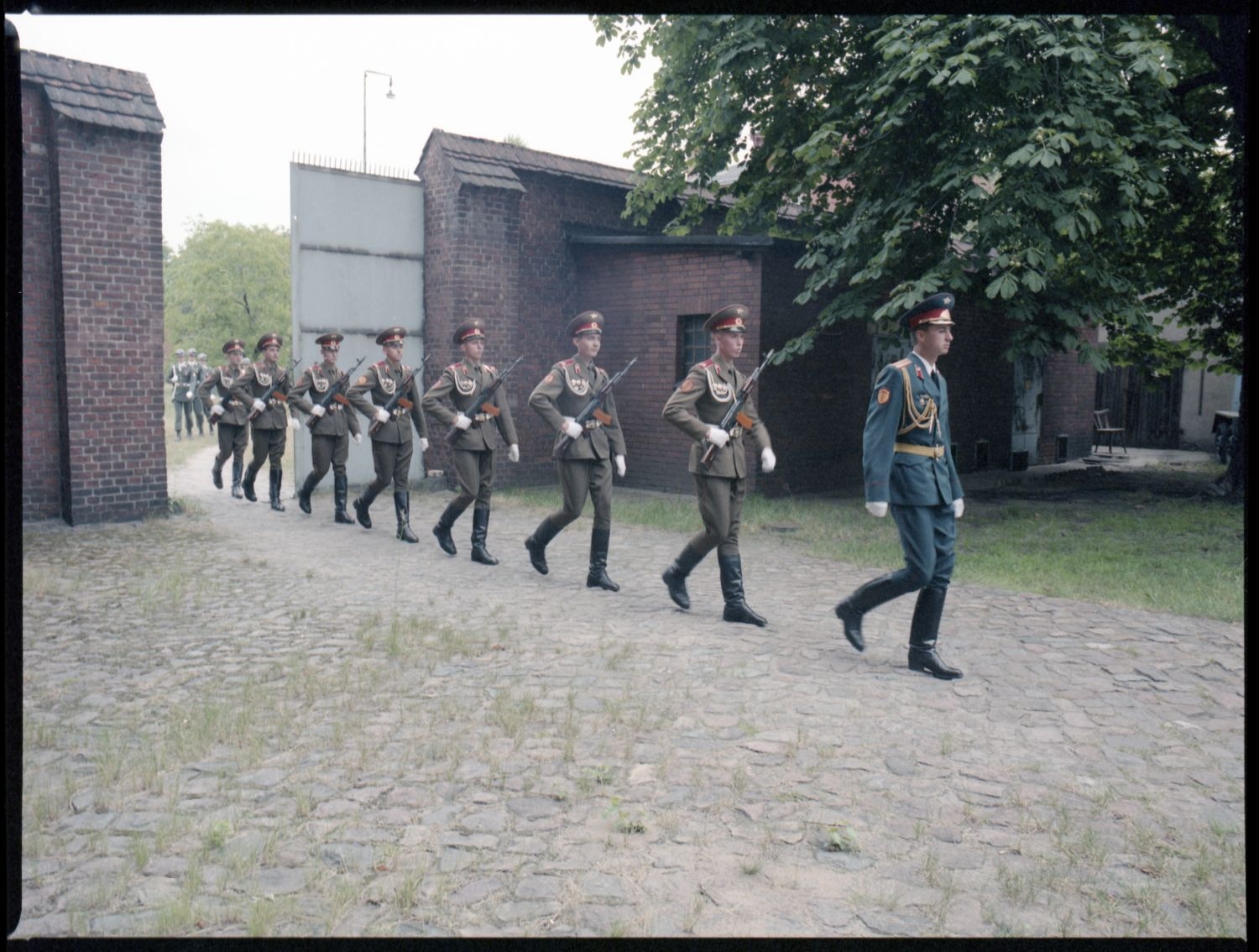 Fotografie: Wachablösung vor dem Alliierten Kriegsverbrechergefängnis Berlin-Spandau