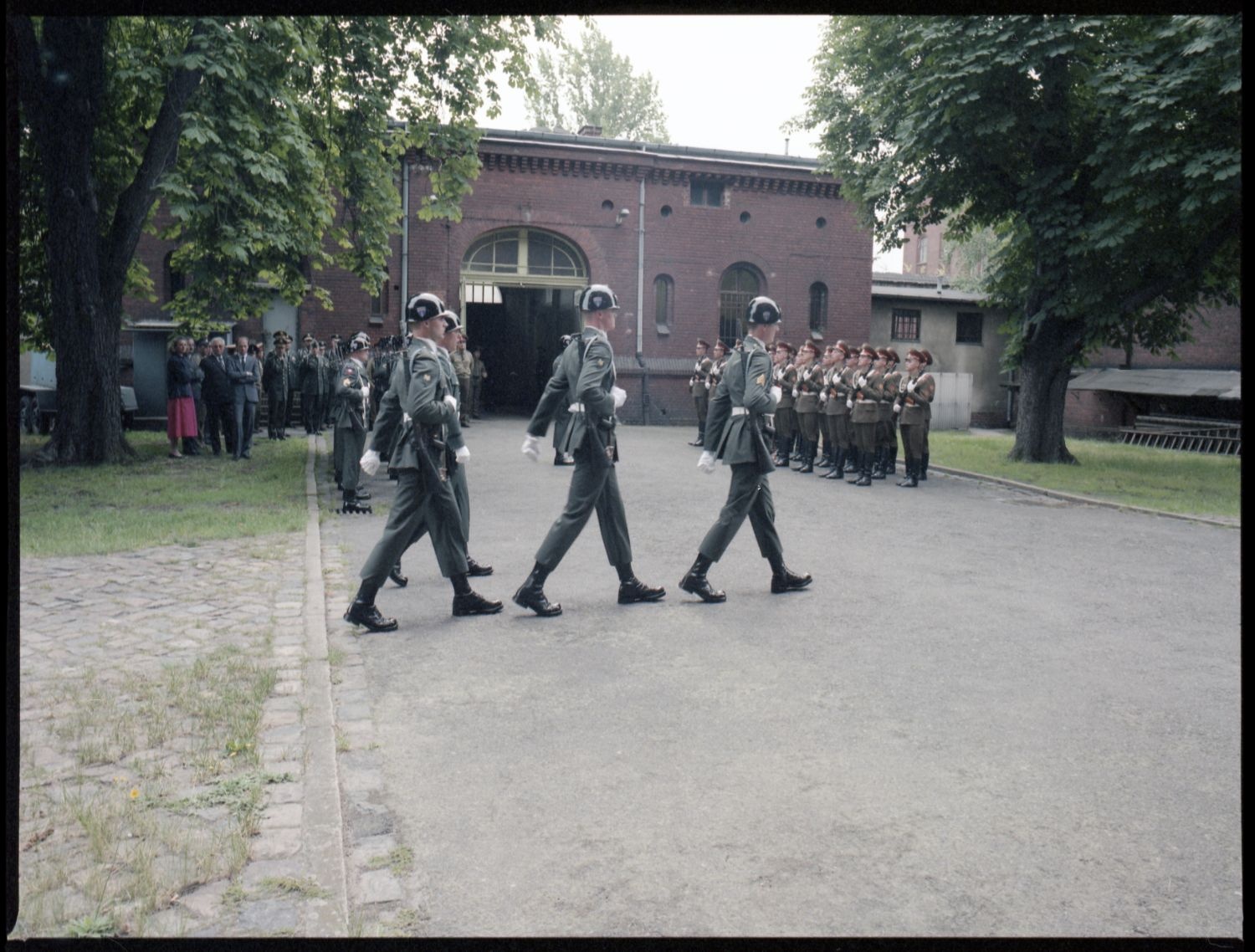 Fotografie: Wachablösung vor dem Alliierten Kriegsverbrechergefängnis Berlin-Spandau