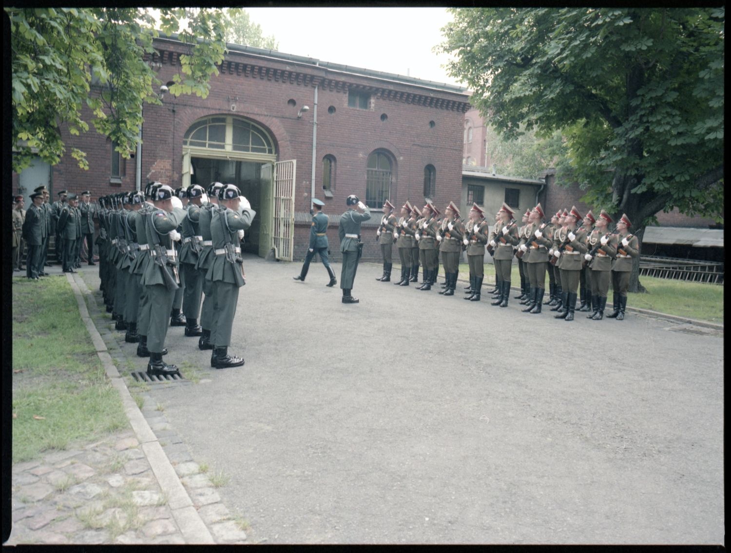 Fotografie: Wachablösung vor dem Alliierten Kriegsverbrechergefängnis Berlin-Spandau