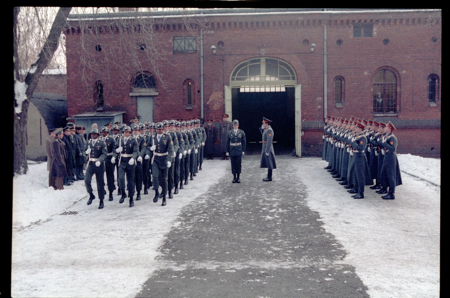 Fotografie: Wachablösung vor dem Alliierten Kriegsverbrechergefängnis Berlin-Spandau