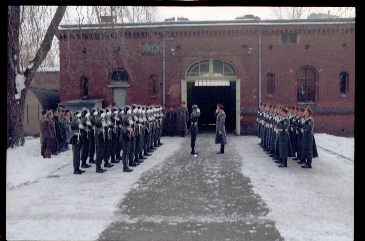 Fotografie: Wachablösung vor dem Alliierten Kriegsverbrechergefängnis Berlin-Spandau