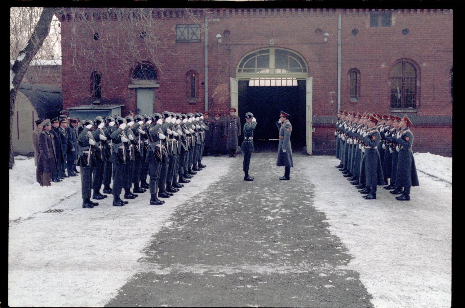 Fotografie: Wachablösung vor dem Alliierten Kriegsverbrechergefängnis Berlin-Spandau