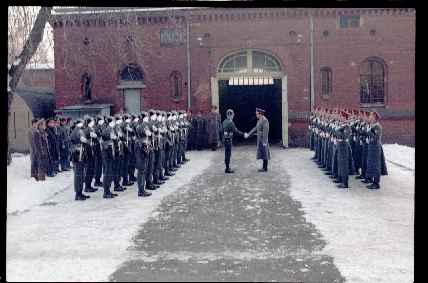 Fotografie: Wachablösung vor dem Alliierten Kriegsverbrechergefängnis Berlin-Spandau