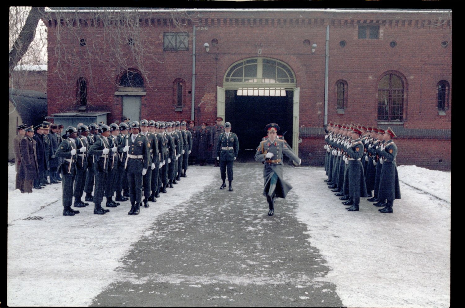 Fotografie: Wachablösung vor dem Alliierten Kriegsverbrechergefängnis Berlin-Spandau