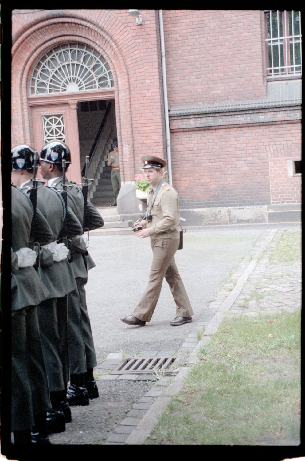 Fotografie: Wachablösung vor dem Alliierten Kriegsverbrechergefängnis Berlin-Spandau