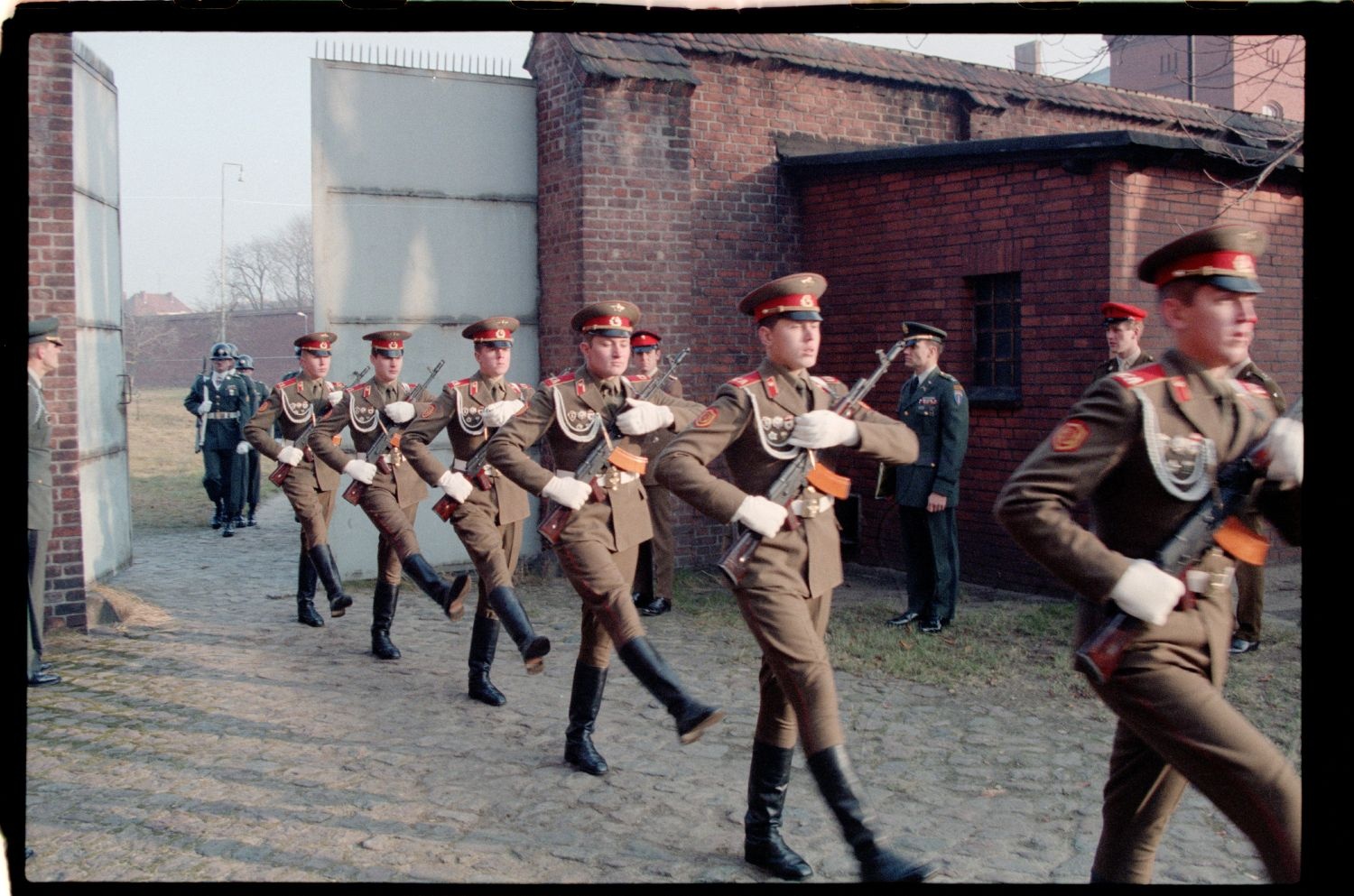 Fotografie: Wachablösung vor dem Alliierten Kriegsverbrechergefängnis Berlin-Spandau
