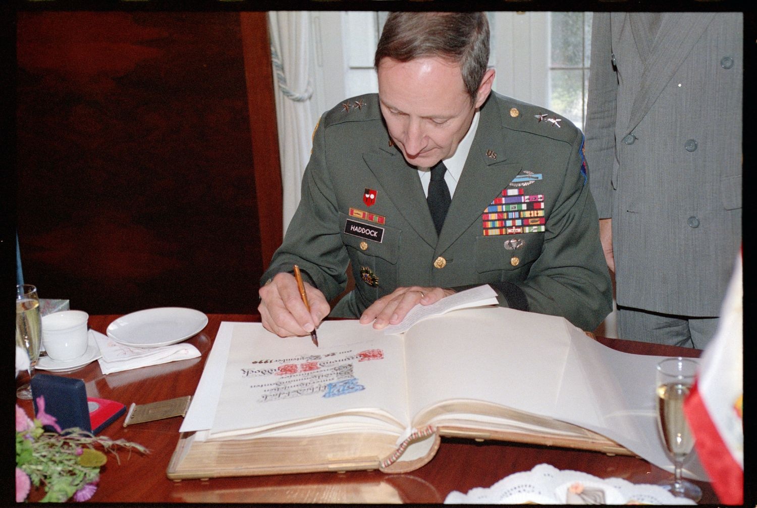 Fotografie: Abschiedsbesuch von US-Stadtkommandant Major General Raymond E. Haddock im Rathaus Berlin-Zehlendorf