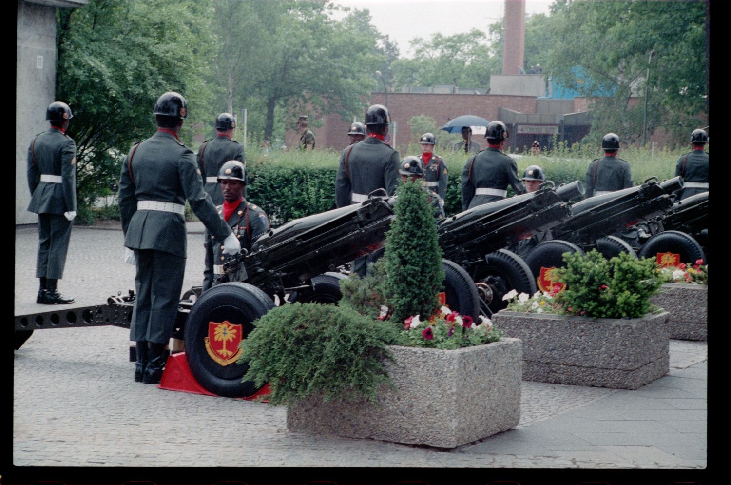 Fotografie: Kommandoübergabe von US-Stadtkommandant Major General John H. Mitchell an Major General Raymond E. Haddock in West-Berlin