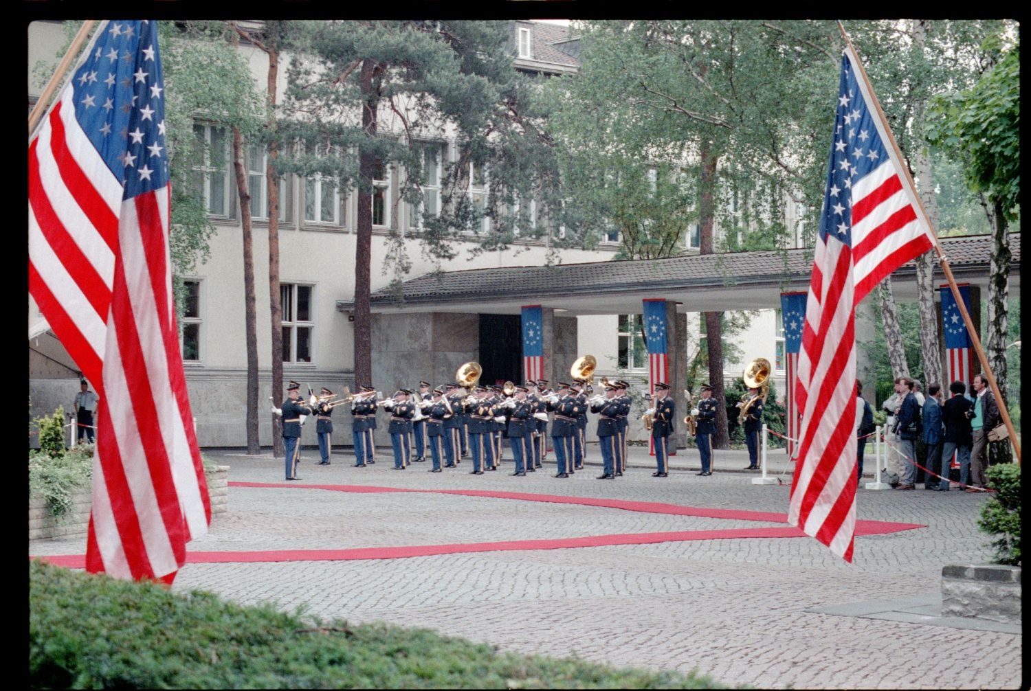 Fotografie: Kommandoübergabe von US-Stadtkommandant Major General John H. Mitchell an Major General Raymond E. Haddock in West-Berlin