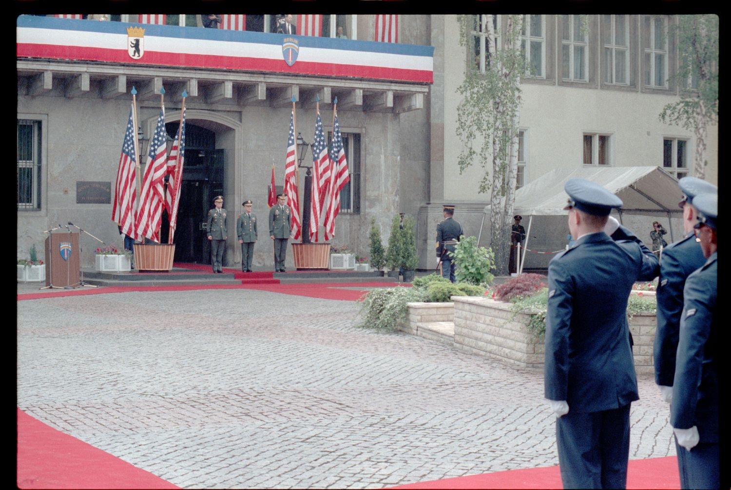 Fotografie: Kommandoübergabe von US-Stadtkommandant Major General John H. Mitchell an Major General Raymond E. Haddock in West-Berlin