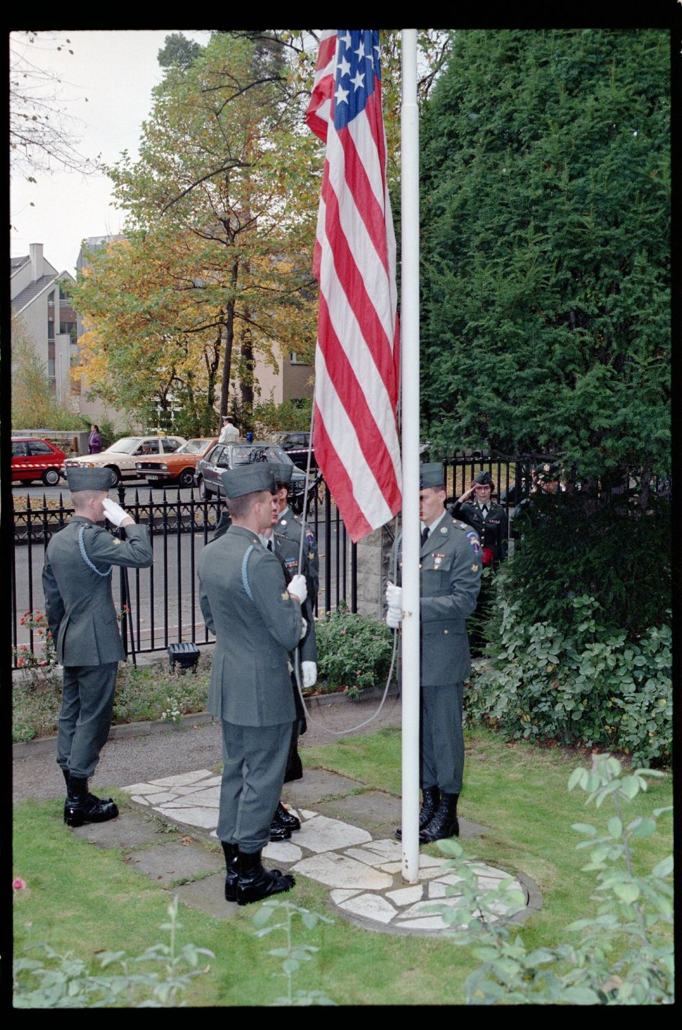 Fotografie: Übergabe der Residenz des US-Stadtkommandanten in Berlin-Dahlem an die Bundesrepublik Deutschland