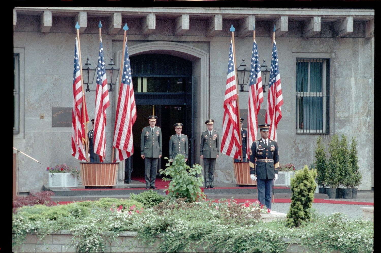 Fotografie: Kommandoübergabe von US-Stadtkommandant Major General John H. Mitchell an Major General Raymond E. Haddock in West-Berlin