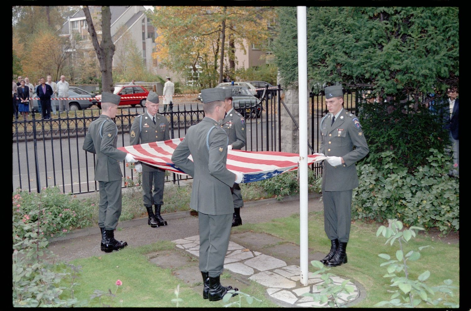 Fotografie: Übergabe der Residenz des US-Stadtkommandanten in Berlin-Dahlem an die Bundesrepublik Deutschland