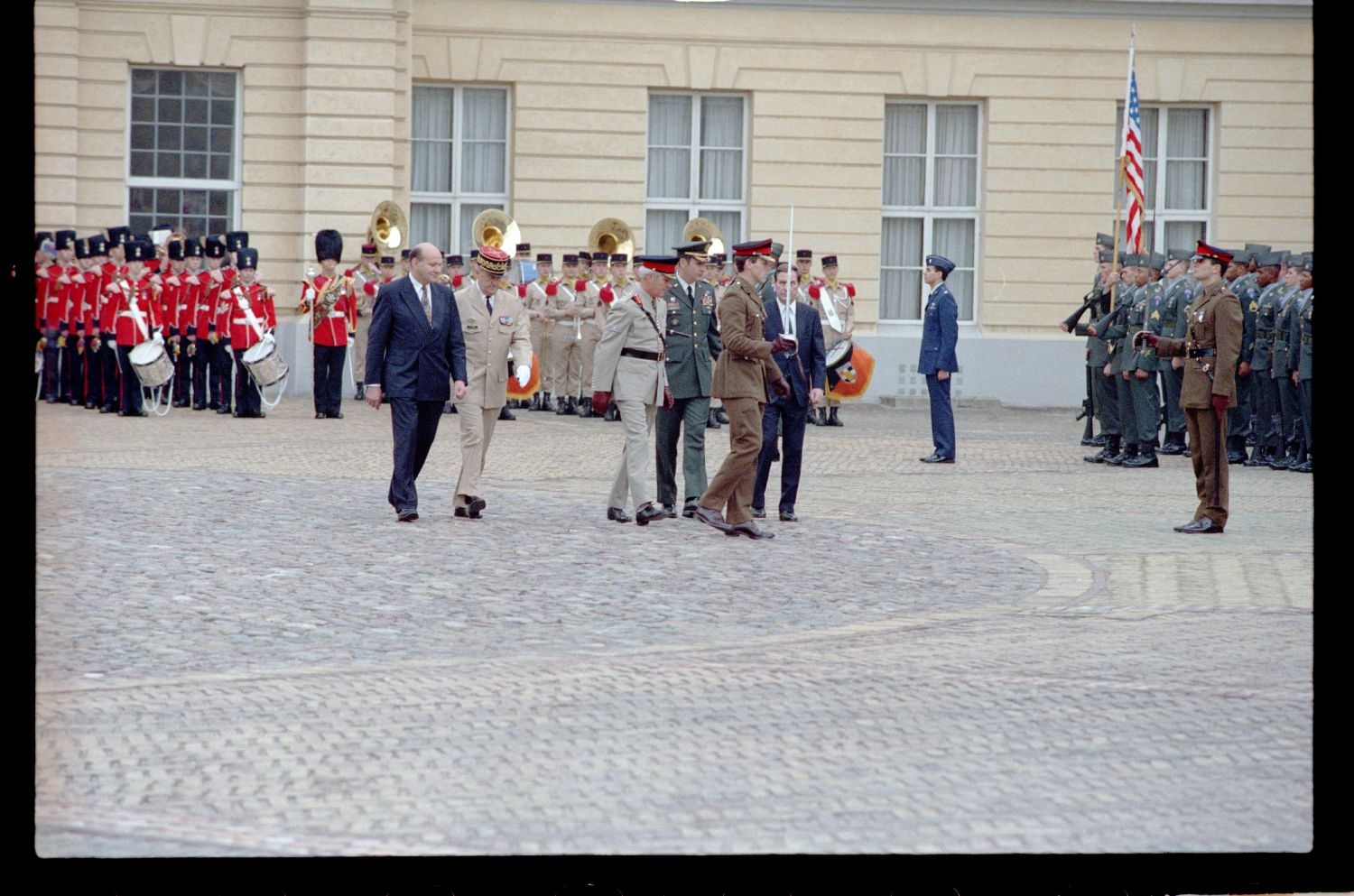 Fotografie: Abschiedszeremonie der Alliierten Stadtkommandanten anlässlich der Deutschen Einheit in Berlin-Charlottenburg