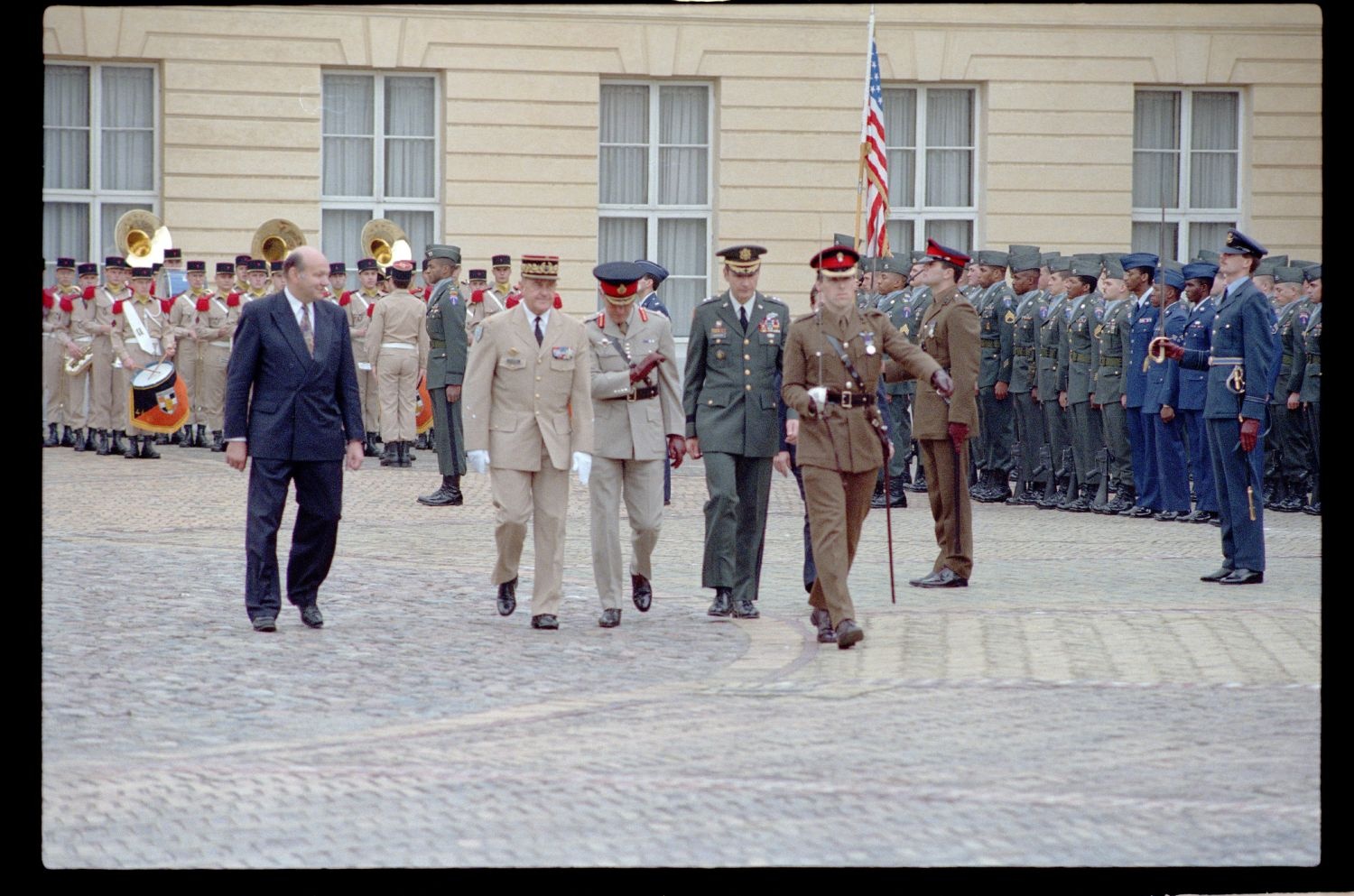 Fotografie: Abschiedszeremonie der Alliierten Stadtkommandanten anlässlich der Deutschen Einheit in Berlin-Charlottenburg