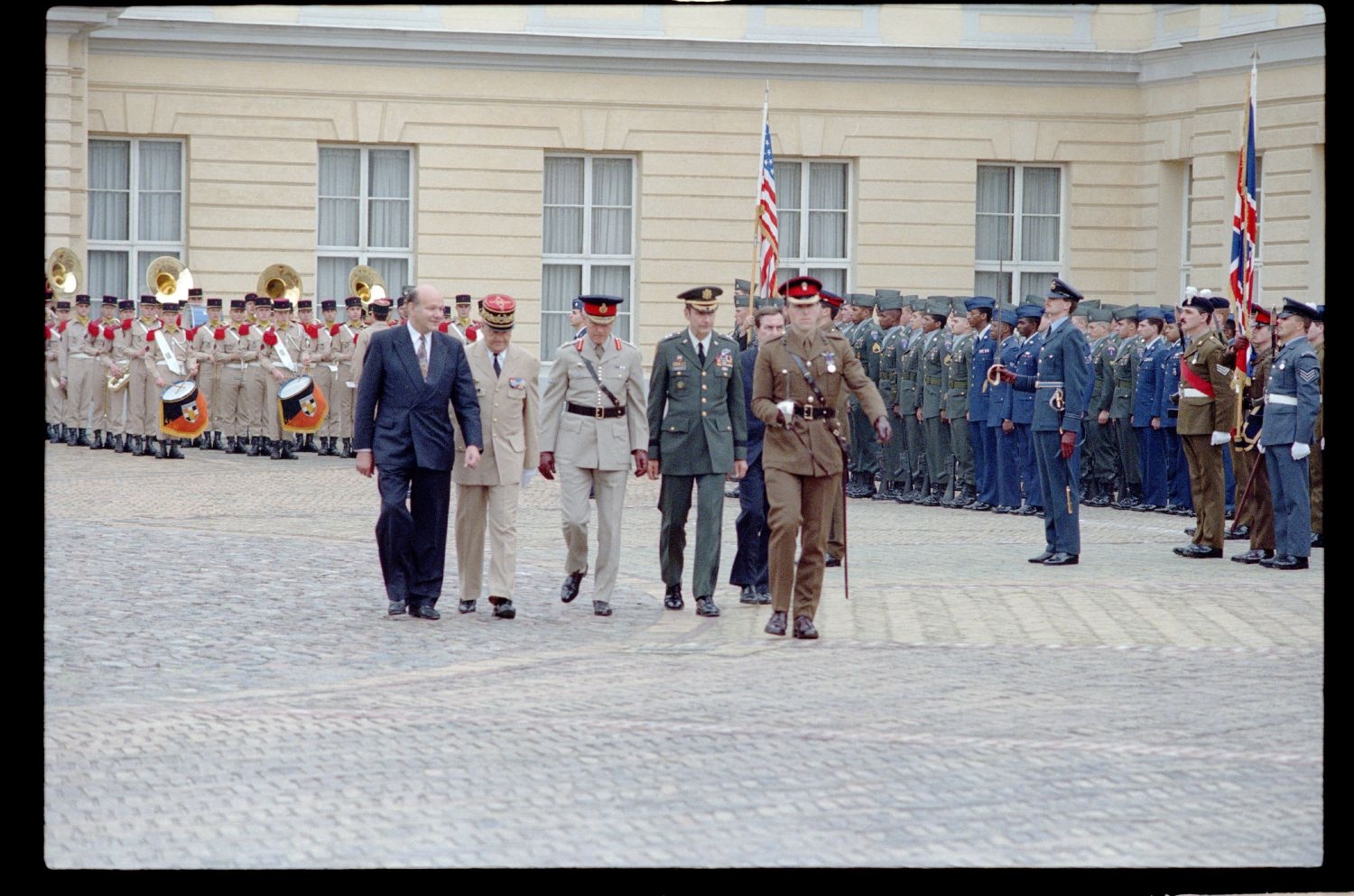 Fotografie: Abschiedszeremonie der Alliierten Stadtkommandanten anlässlich der Deutschen Einheit in Berlin-Charlottenburg