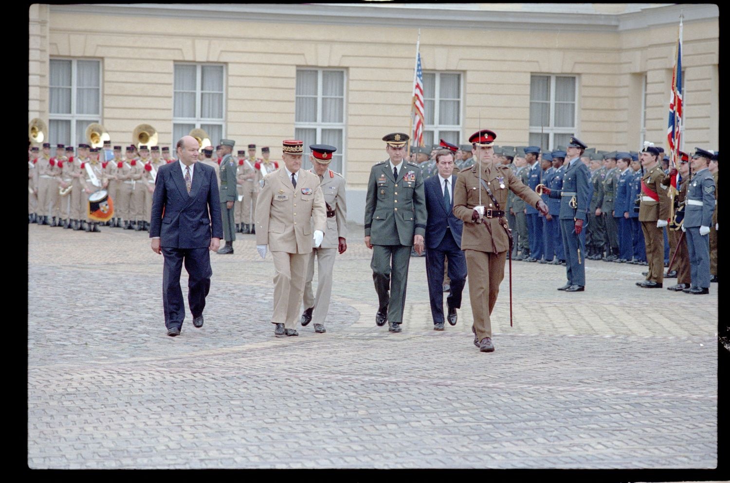 Fotografie: Abschiedszeremonie der Alliierten Stadtkommandanten anlässlich der Deutschen Einheit in Berlin-Charlottenburg