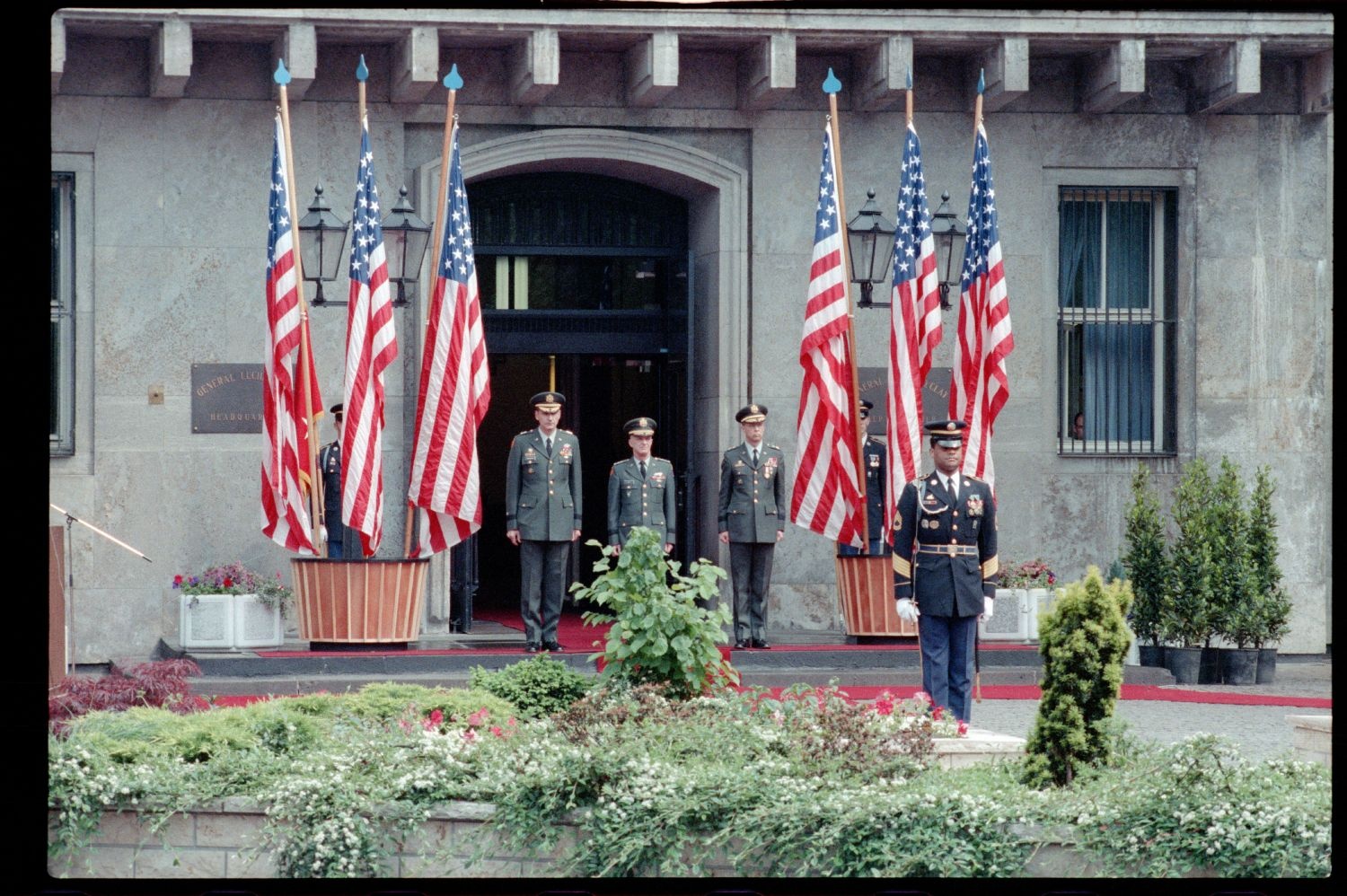 Fotografie: Kommandoübergabe von US-Stadtkommandant Major General John H. Mitchell an Major General Raymond E. Haddock in West-Berlin