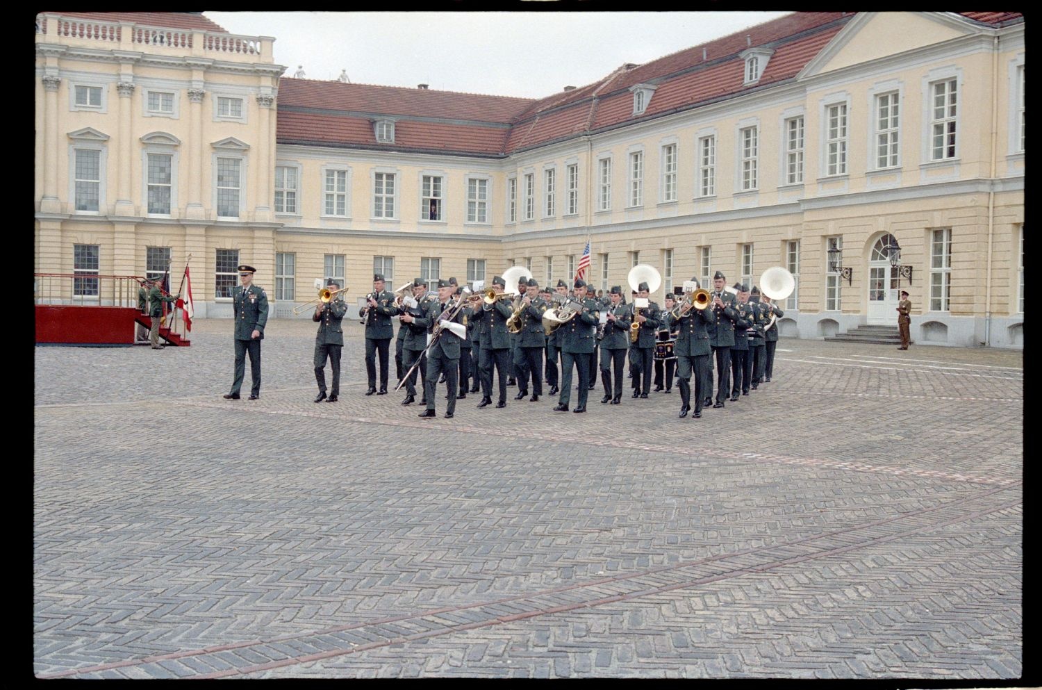 Fotografie: Abschiedszeremonie der Alliierten Stadtkommandanten anlässlich der Deutschen Einheit in Berlin-Charlottenburg