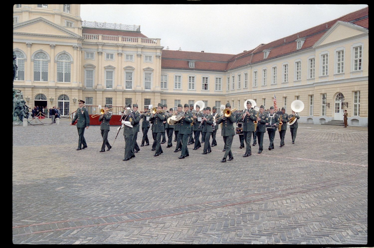 Fotografie: Abschiedszeremonie der Alliierten Stadtkommandanten anlässlich der Deutschen Einheit in Berlin-Charlottenburg
