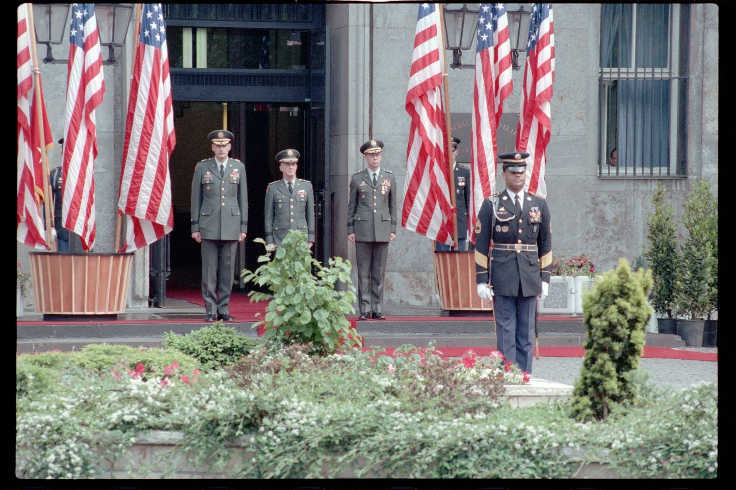 Fotografie: Kommandoübergabe von US-Stadtkommandant Major General John H. Mitchell an Major General Raymond E. Haddock in West-Berlin