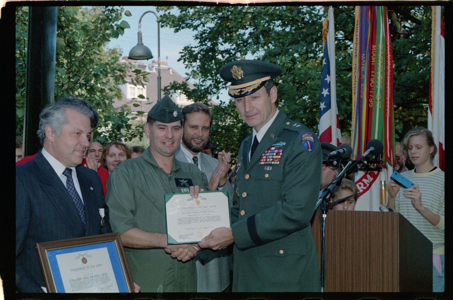 Fotografie: Letzter Hubschrauberflug des U.S. Army Aviation Detachment in die Exklave Steinstücken des Bezirks Berlin-Zehlendorf