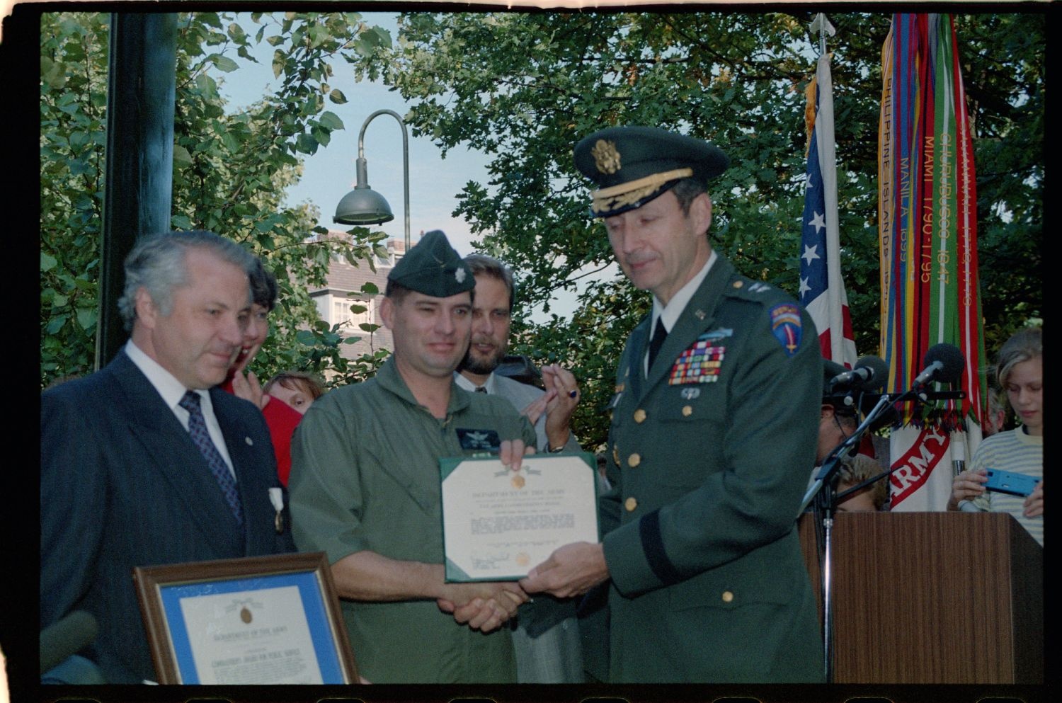 Fotografie: Letzter Hubschrauberflug des U.S. Army Aviation Detachment in die Exklave Steinstücken des Bezirks Berlin-Zehlendorf