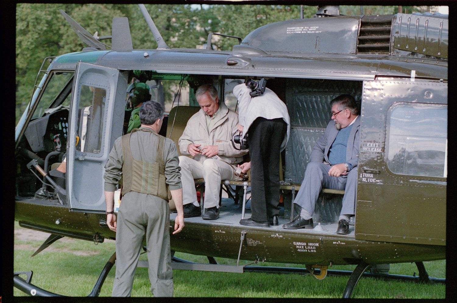 Fotografie: Letzter Hubschrauberflug des U.S. Army Aviation Detachment in die Exklave Steinstücken des Bezirks Berlin-Zehlendorf