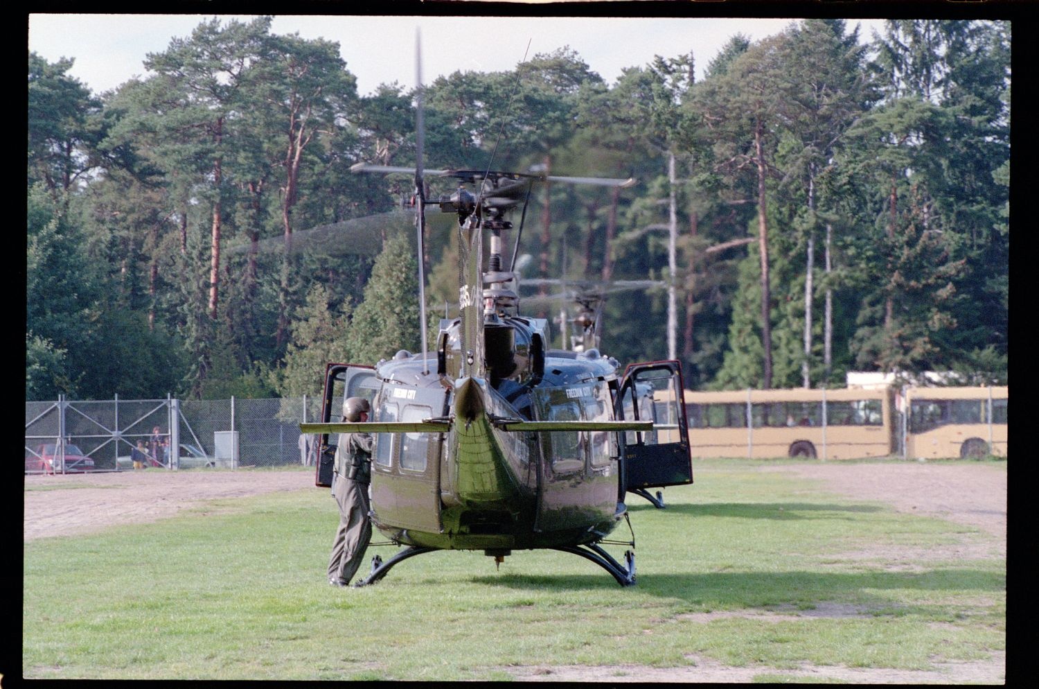 Fotografie: Letzter Hubschrauberflug des U.S. Army Aviation Detachment in die Exklave Steinstücken des Bezirks Berlin-Zehlendorf