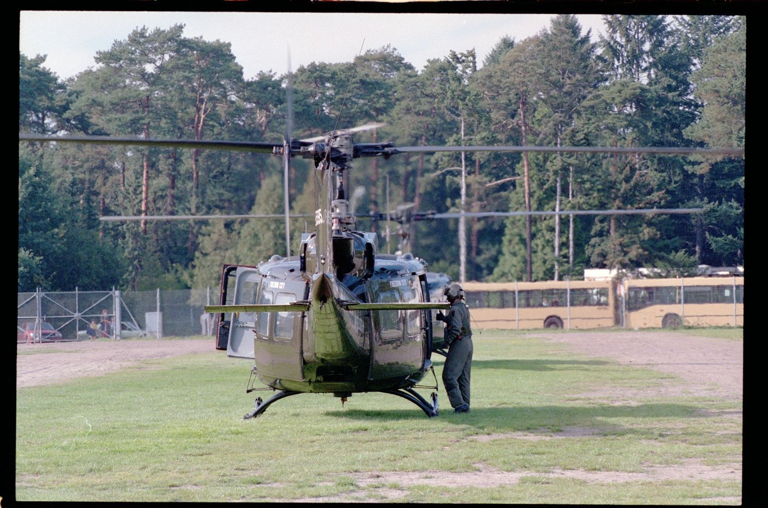 Fotografie: Letzter Hubschrauberflug des U.S. Army Aviation Detachment in die Exklave Steinstücken des Bezirks Berlin-Zehlendorf