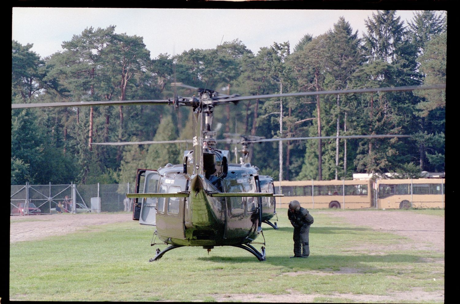 Fotografie: Letzter Hubschrauberflug des U.S. Army Aviation Detachment in die Exklave Steinstücken des Bezirks Berlin-Zehlendorf