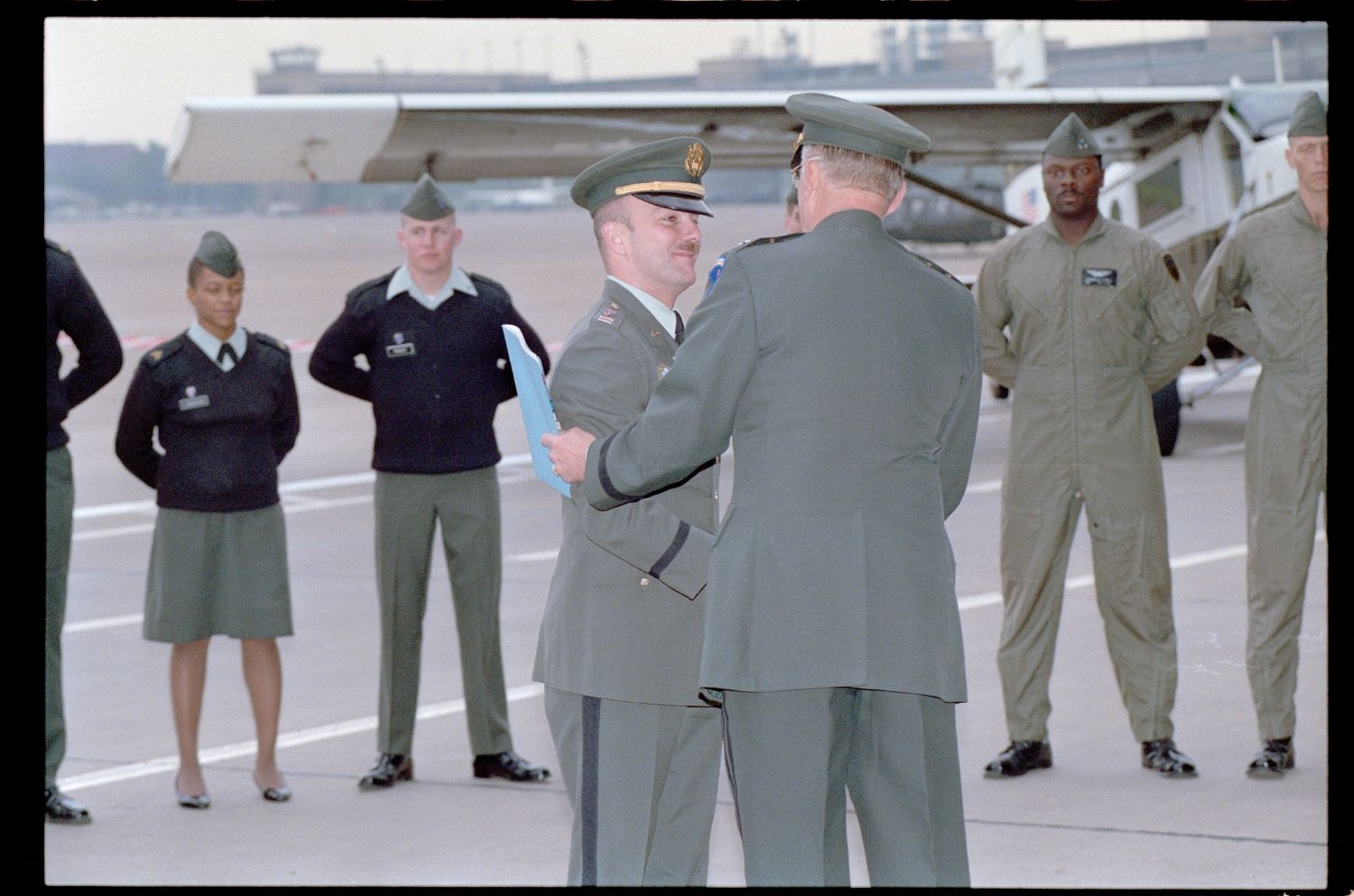 Fotografie: Militärische Zeremonie zur Einstellung der Operation Larkspur auf der Tempelhof Air Base in Berlin-Tempelhof