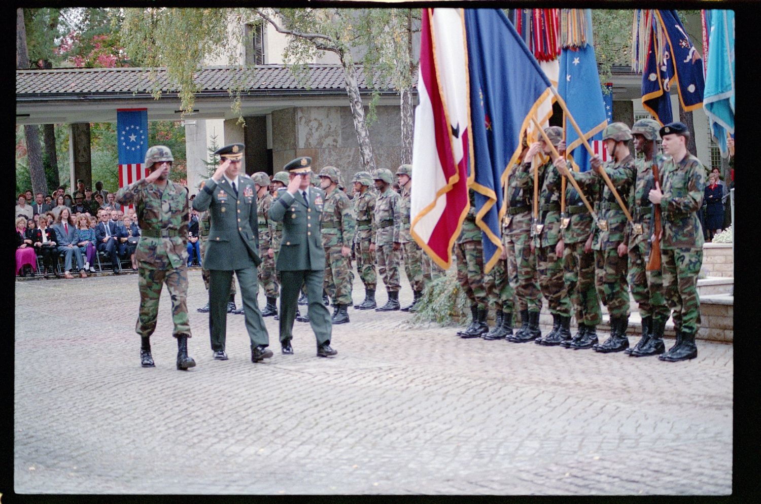 Fotografie: Militärische Zeremonie zur Außerdienststellung des U.S. Army Berlin Command in den Lucius D. Clay Headquarters in Berlin-Dahlem