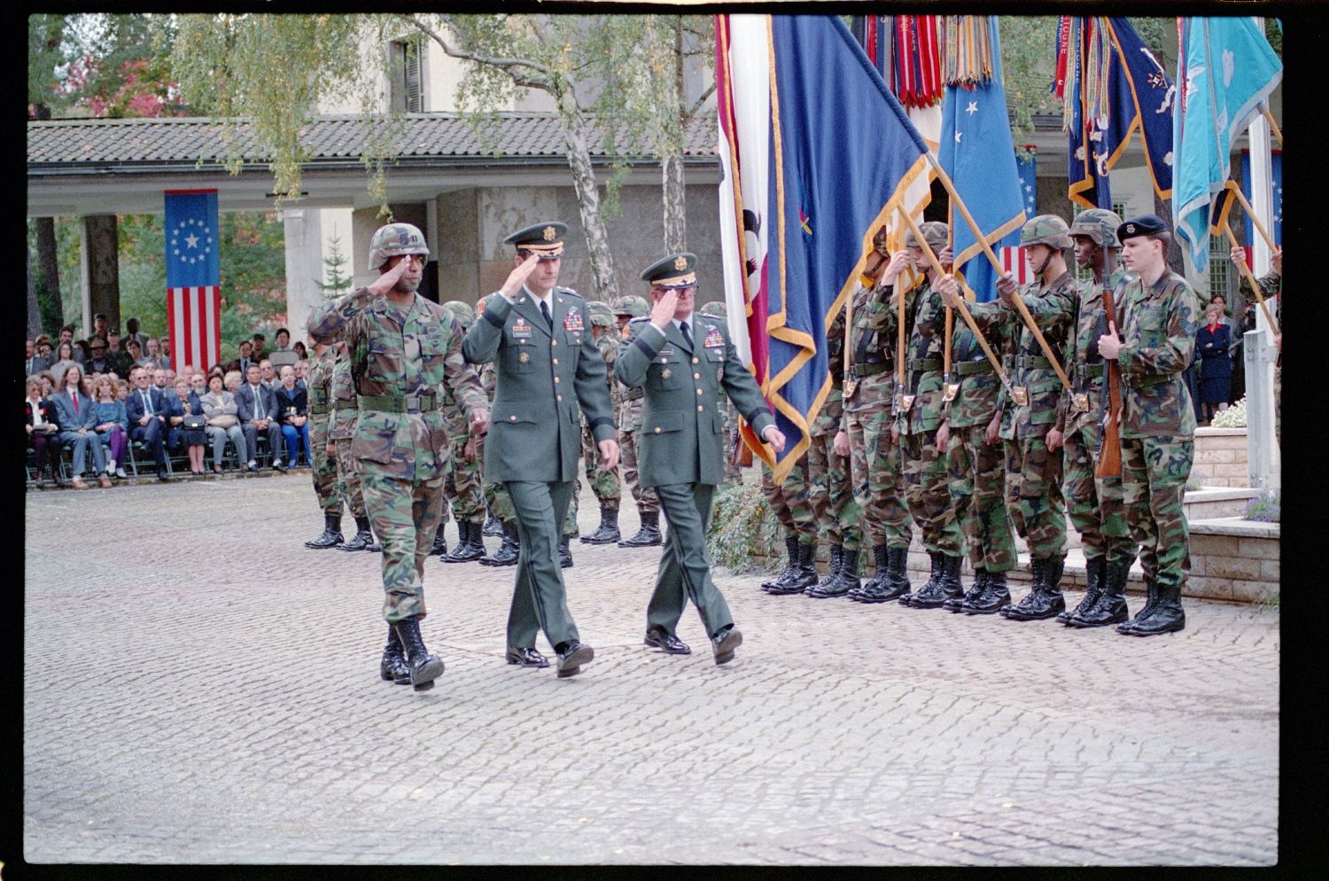 Fotografie: Militärische Zeremonie zur Außerdienststellung des U.S. Army Berlin Command in den Lucius D. Clay Headquarters in Berlin-Dahlem