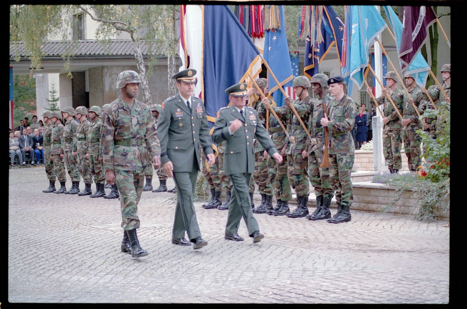 Fotografie: Militärische Zeremonie zur Außerdienststellung des U.S. Army Berlin Command in den Lucius D. Clay Headquarters in Berlin-Dahlem