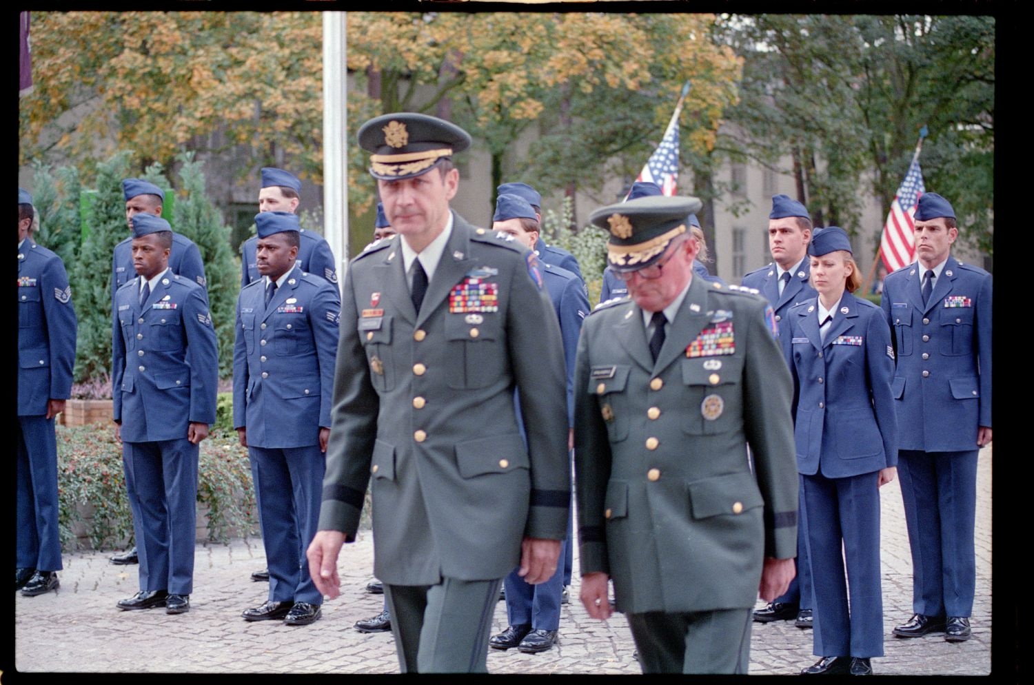 Fotografie: Militärische Zeremonie zur Außerdienststellung des U.S. Army Berlin Command in den Lucius D. Clay Headquarters in Berlin-Dahlem