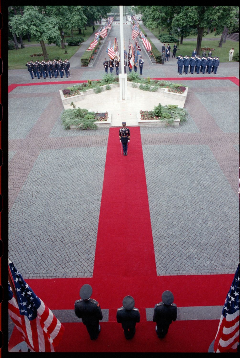 Fotografie: Kommandoübergabe von US-Stadtkommandant Major General John H. Mitchell an Major General Raymond E. Haddock in West-Berlin