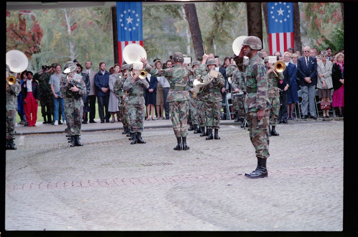 Fotografie: Militärische Zeremonie zur Außerdienststellung des U.S. Army Berlin Command in den Lucius D. Clay Headquarters in Berlin-Dahlem