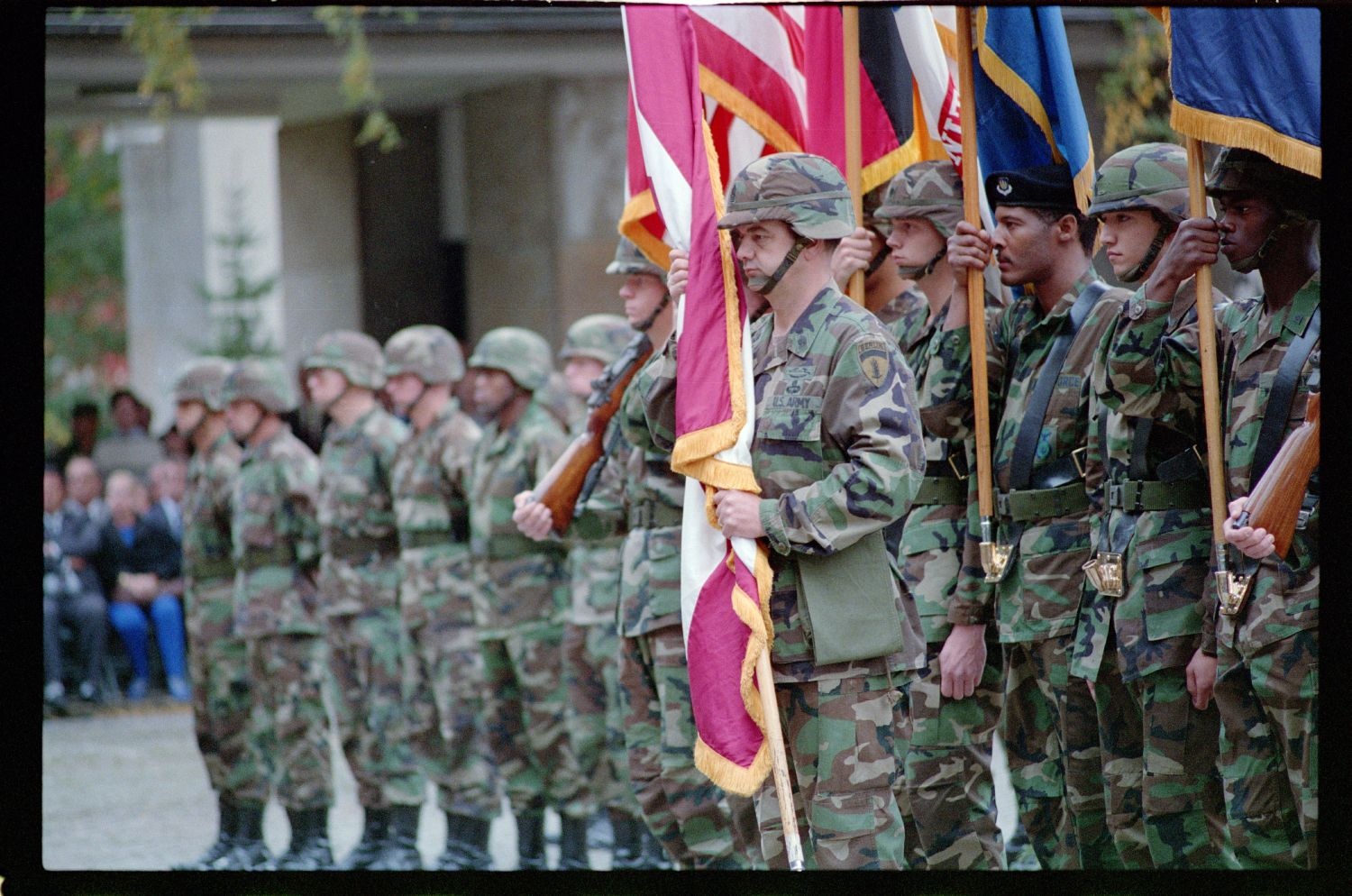 Fotografie: Militärische Zeremonie zur Außerdienststellung des U.S. Army Berlin Command in den Lucius D. Clay Headquarters in Berlin-Dahlem