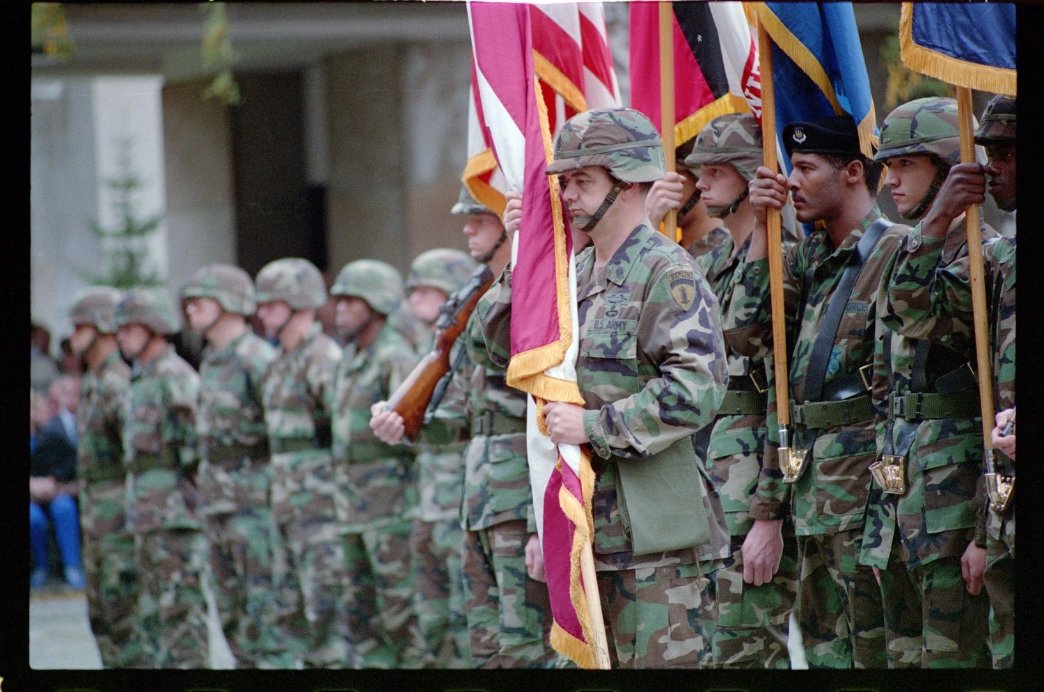 Fotografie: Militärische Zeremonie zur Außerdienststellung des U.S. Army Berlin Command in den Lucius D. Clay Headquarters in Berlin-Dahlem