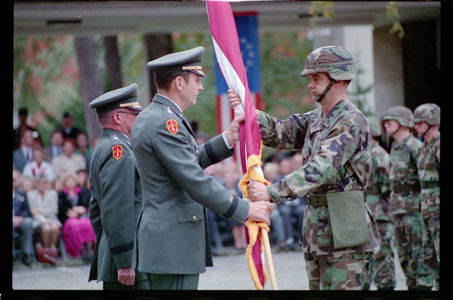 Fotografie: Militärische Zeremonie zur Außerdienststellung des U.S. Army Berlin Command in den Lucius D. Clay Headquarters in Berlin-Dahlem