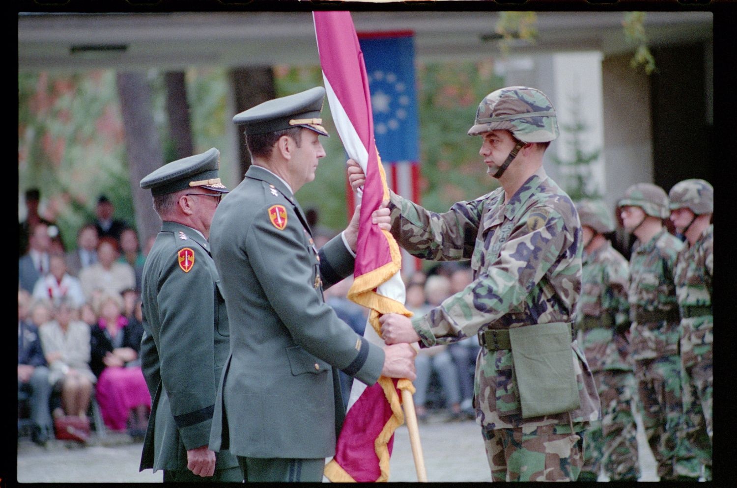 Fotografie: Militärische Zeremonie zur Außerdienststellung des U.S. Army Berlin Command in den Lucius D. Clay Headquarters in Berlin-Dahlem