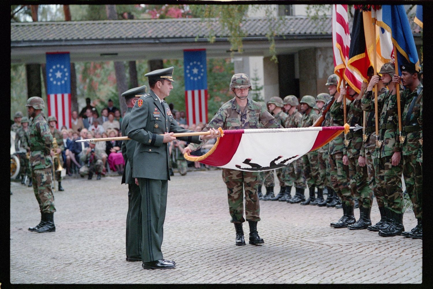 Fotografie: Militärische Zeremonie zur Außerdienststellung des U.S. Army Berlin Command in den Lucius D. Clay Headquarters in Berlin-Dahlem