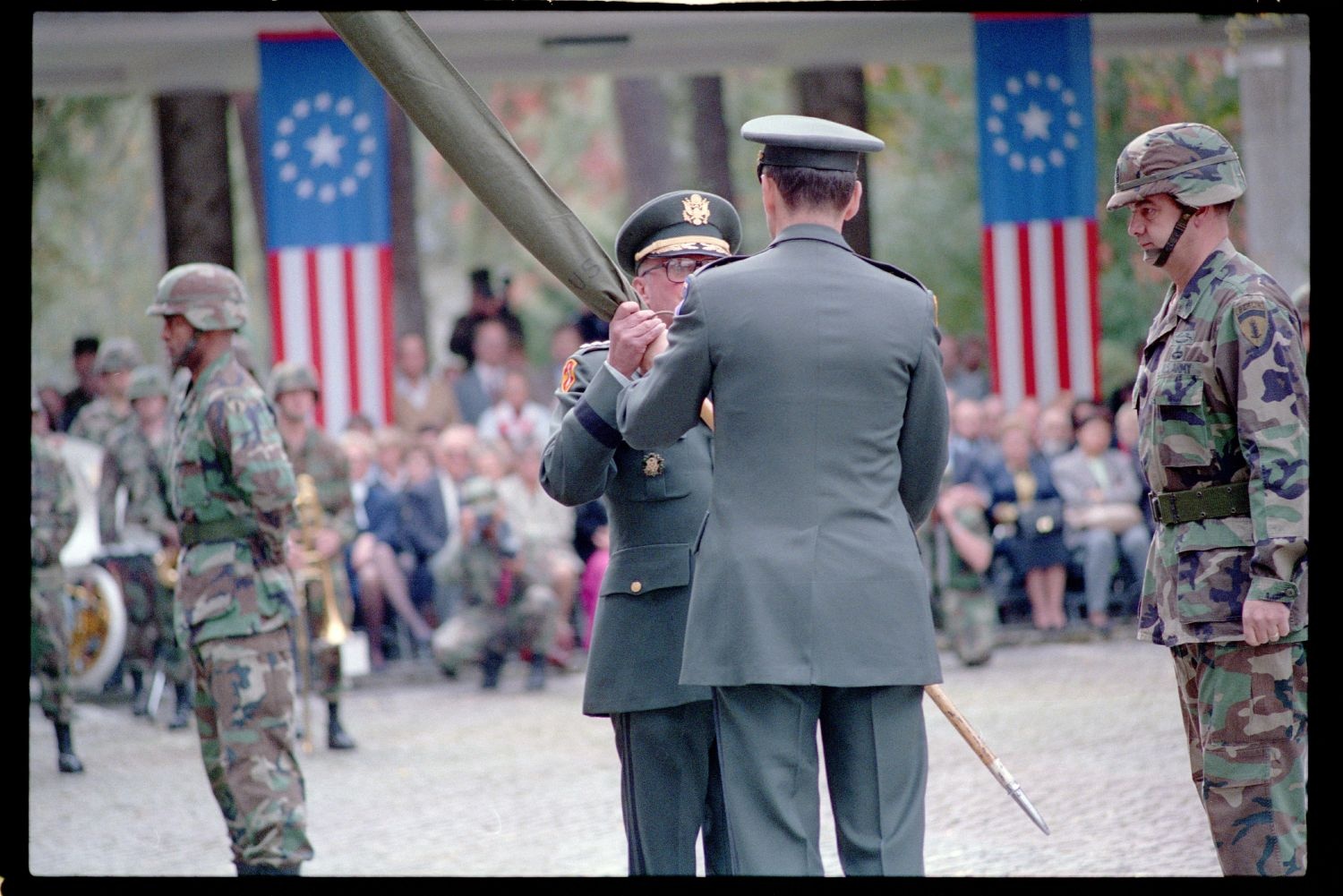 Fotografie: Militärische Zeremonie zur Außerdienststellung des U.S. Army Berlin Command in den Lucius D. Clay Headquarters in Berlin-Dahlem